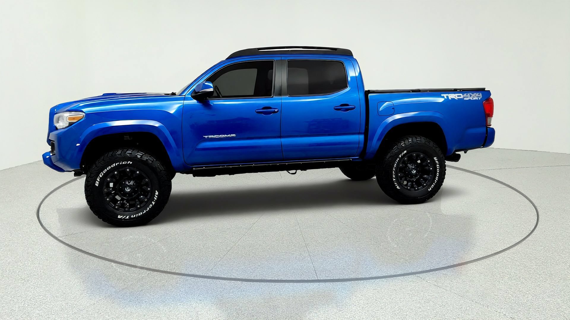 Used 2017 Toyota Tacoma TRD Sport AWD/4WD image 2