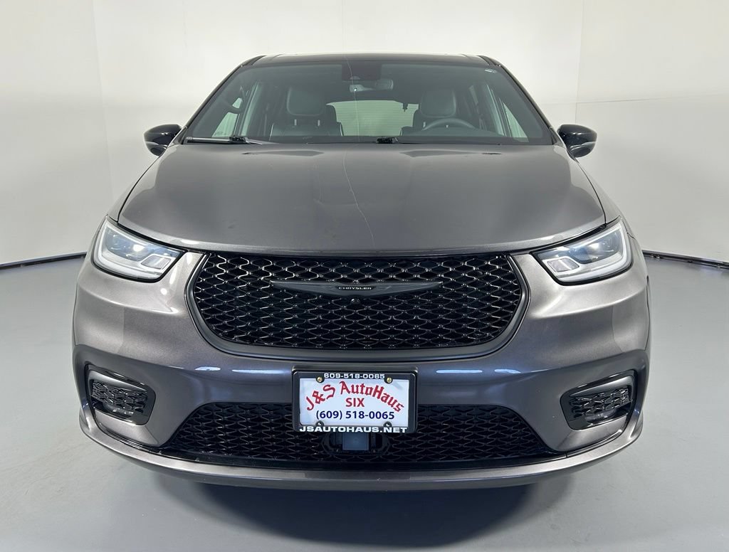 Used 2023 Chrysler Pacifica Limited w/ Uconnect Theater Family Group FWD image 2