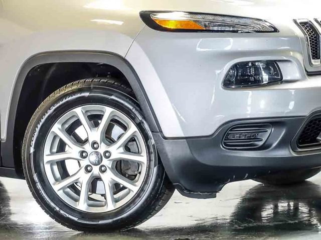 Used 2016 Jeep Cherokee Sport w/ Cold Weather Group FWD image 4