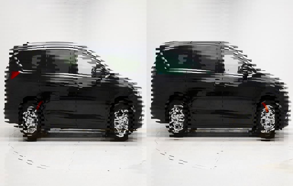 Used 2025 Chrysler Pacifica Select image 3