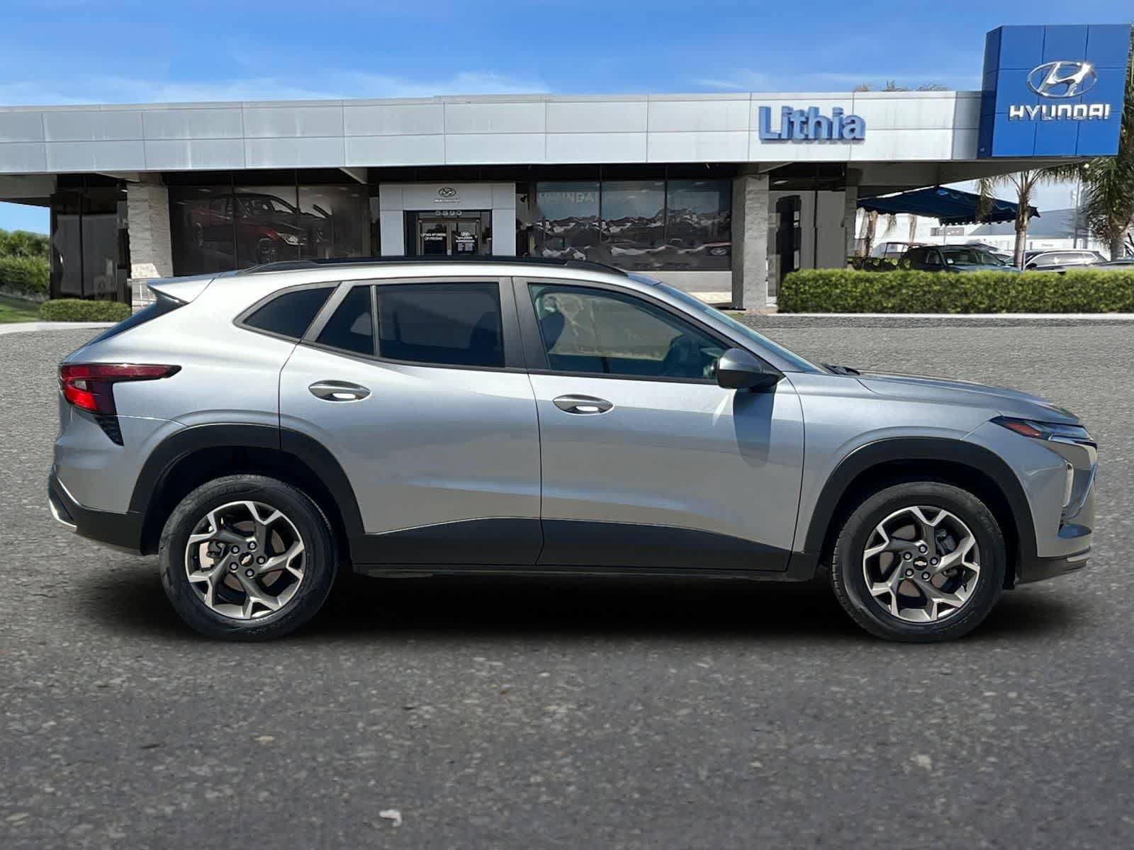Used 2025 Chevrolet Trax LT FWD image 9