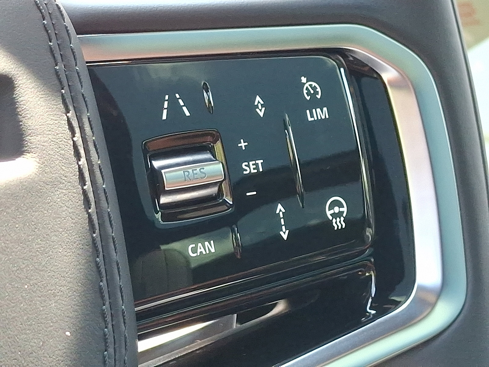 Used 2025 Land Rover Range Rover Sport SE image 24