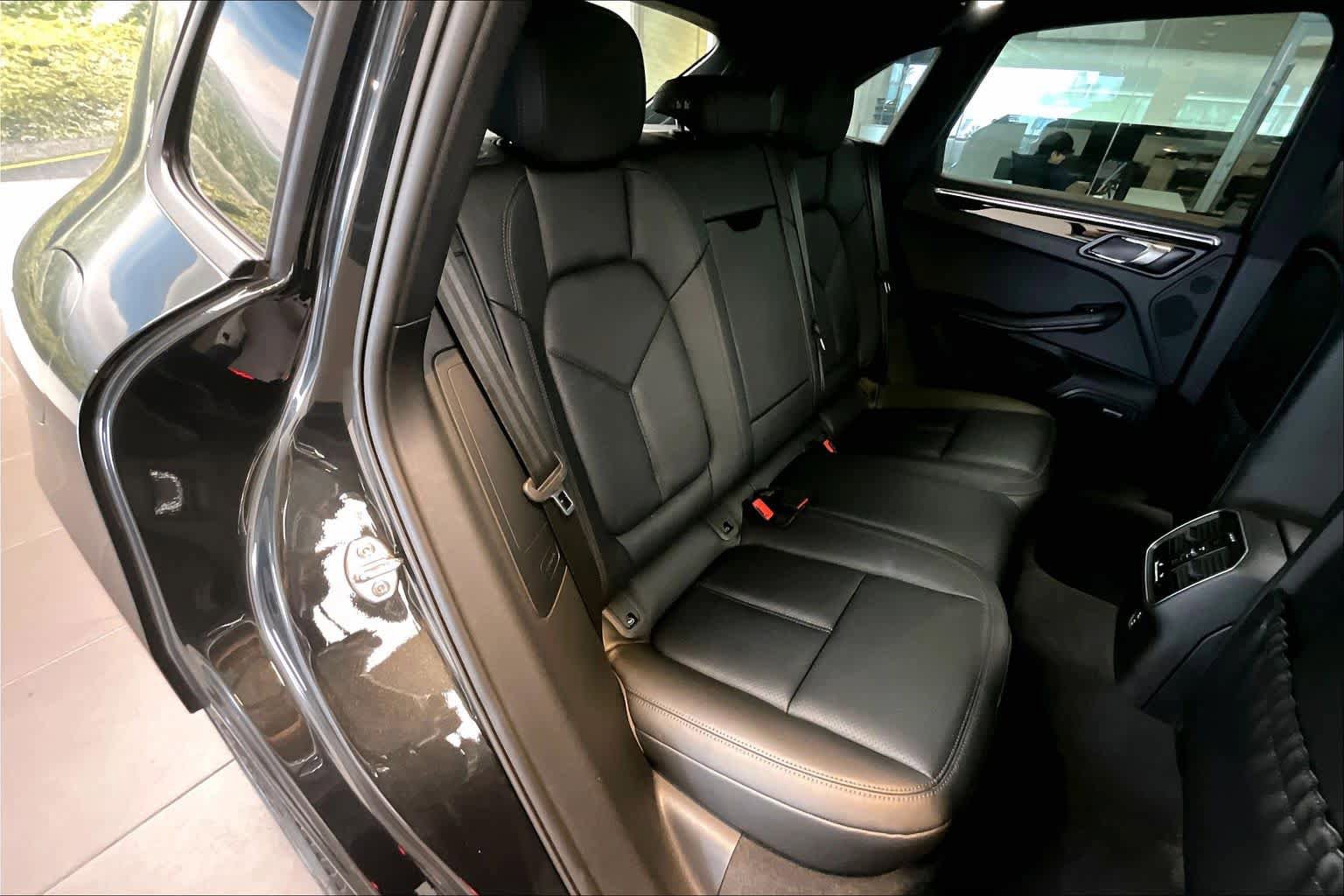 Used 2025 Porsche Macan AWD/4WD image 19