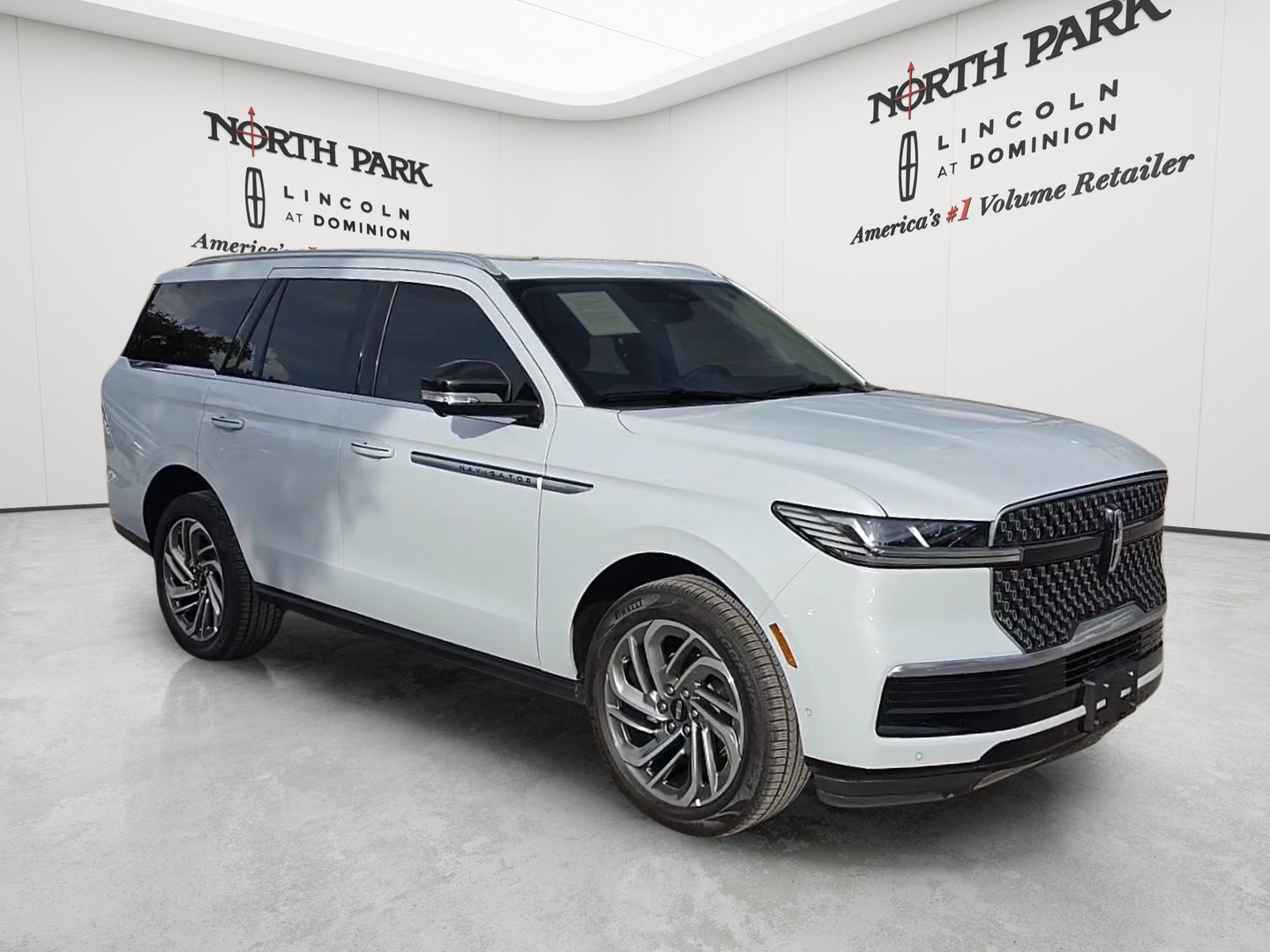 Used 2025 Lincoln Navigator Reserve AWD/4WD image 7