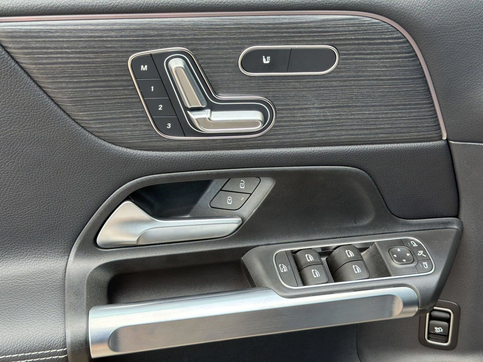 Used 2025 Mercedes-Benz GLB 250 image 28