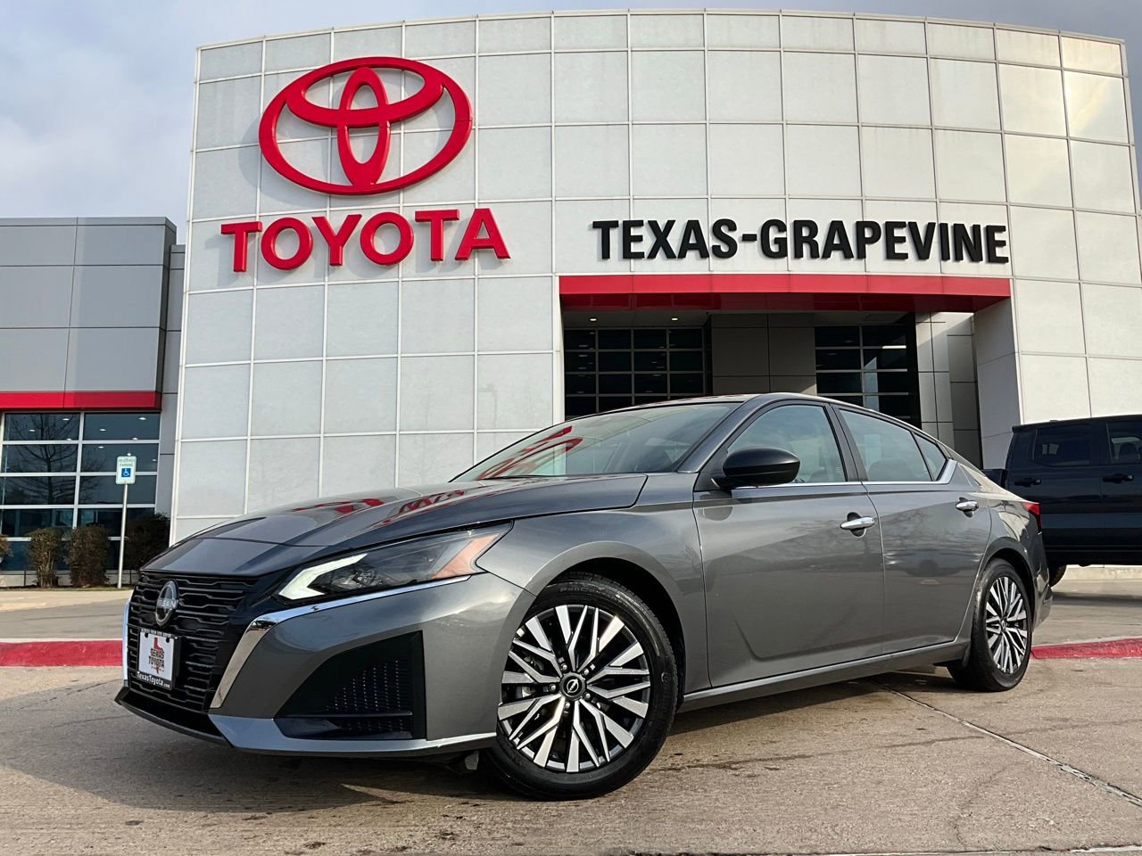 Used 2025 Nissan Altima 2.5 SV image 2