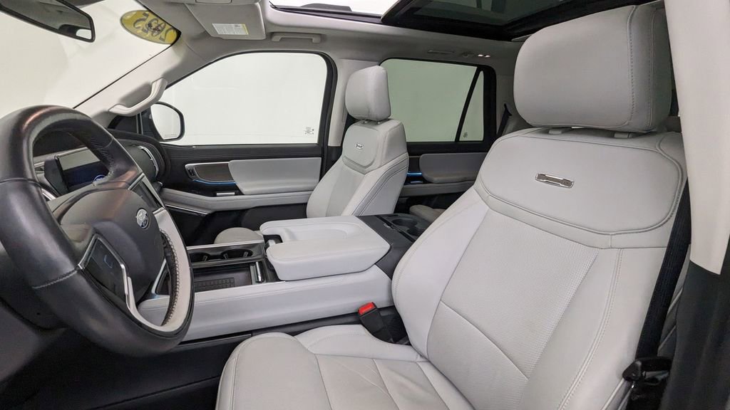 Certified 2025 Ford Expedition Platinum AWD/4WD image 2