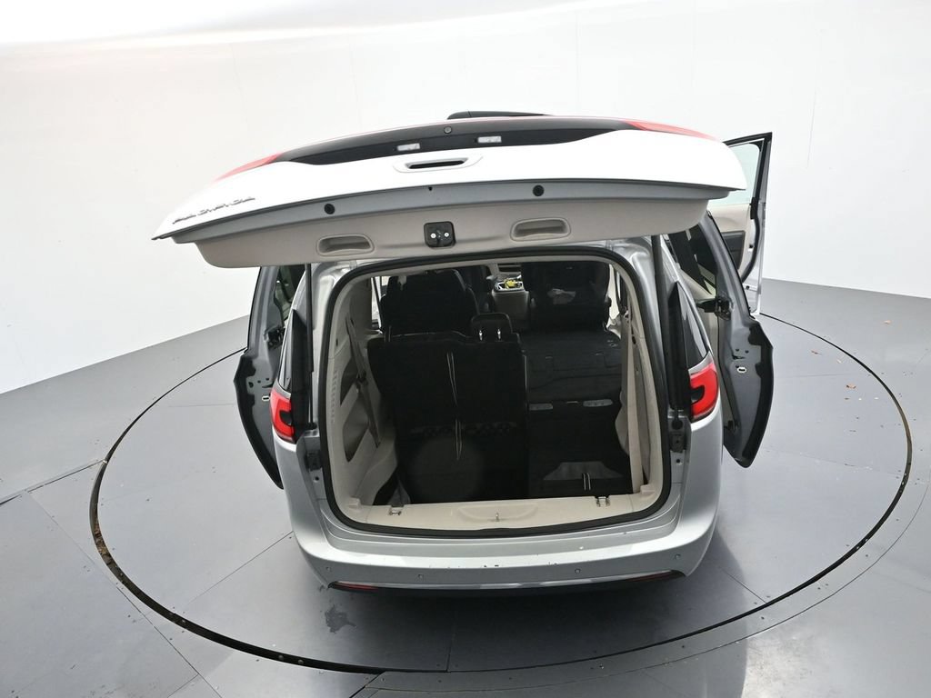 Used 2023 Chrysler Pacifica Touring-L FWD image 39