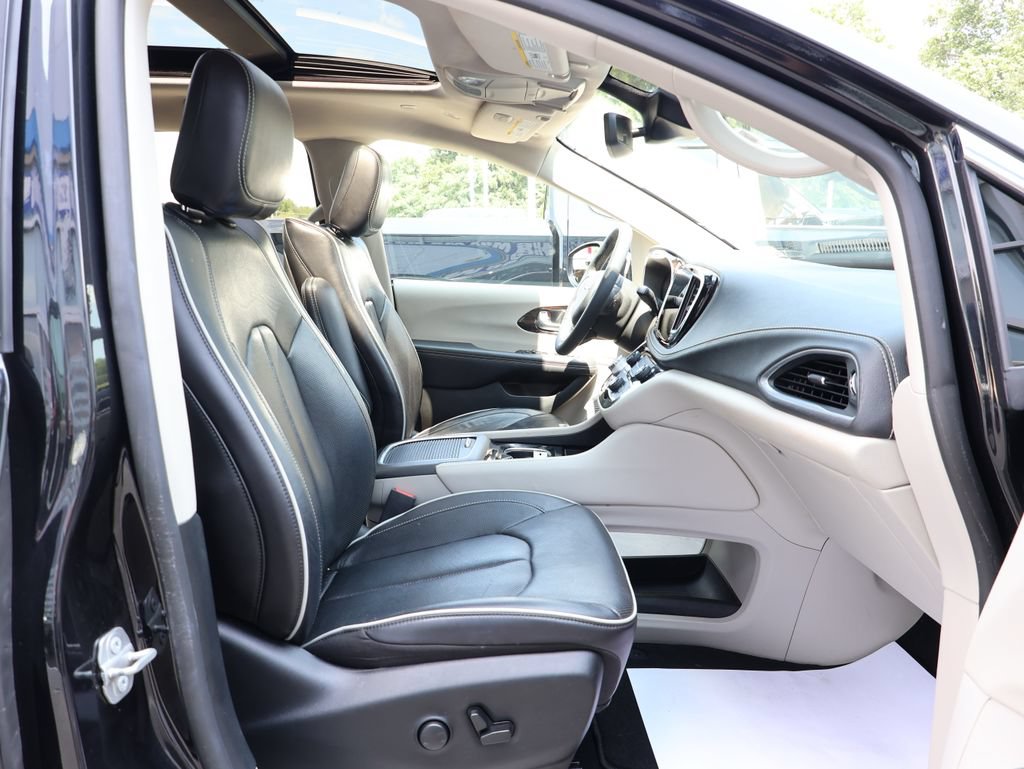 Used 2023 Chrysler Pacifica Limited w/ Uconnect Theater Family Group AWD/4WD image 34