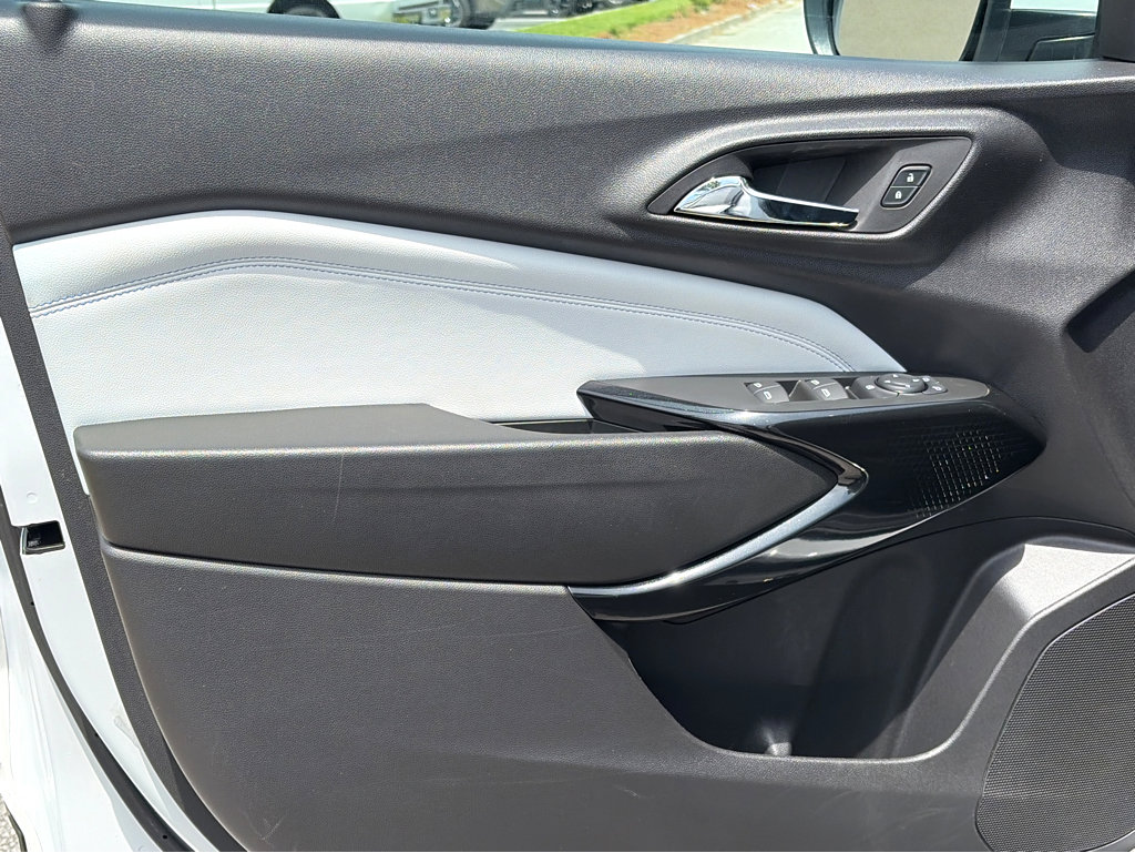 Used 2025 Chevrolet Trax LT FWD image 3