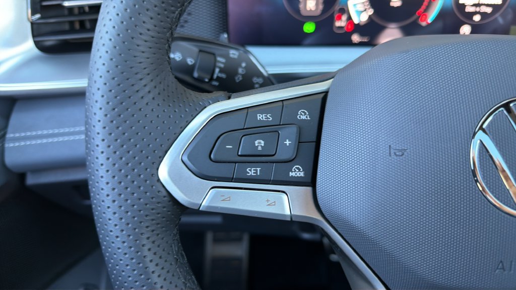 New 2026 Volkswagen Tiguan SE R-Line FWD image 21