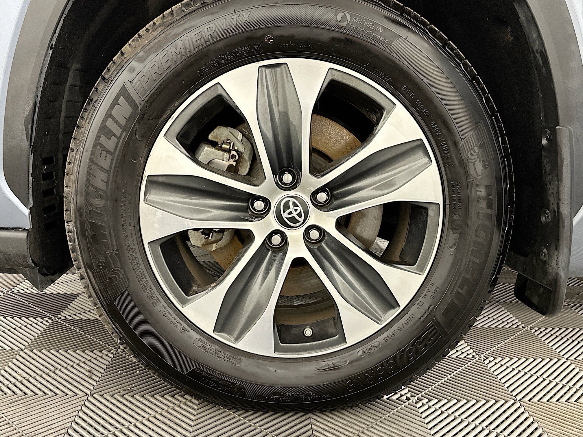 Used 2022 Toyota Highlander XLE AWD/4WD image 38