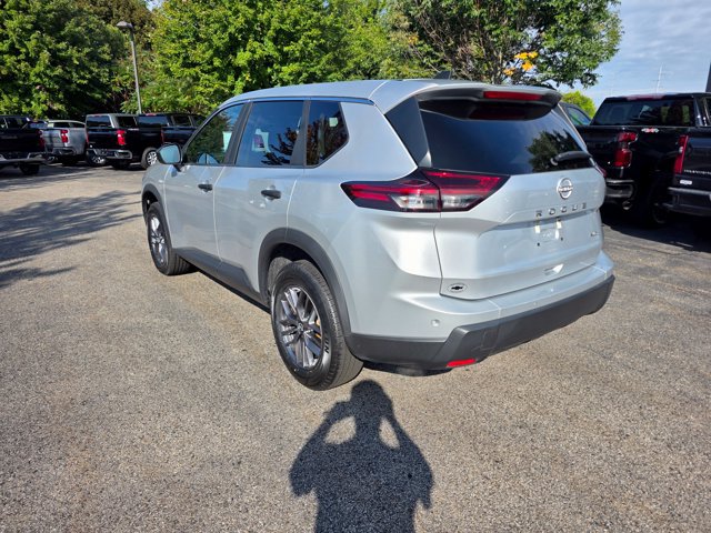 Used 2024 Nissan Rogue S AWD/4WD image 2