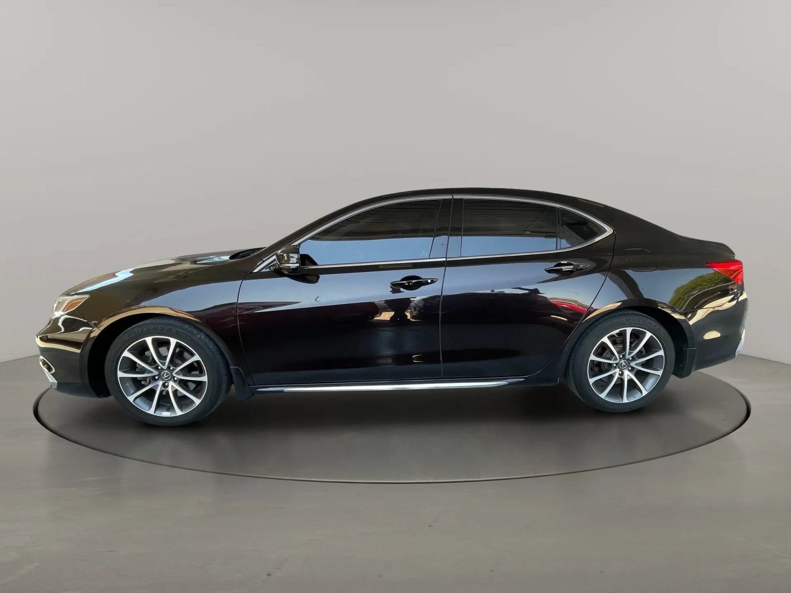 Used 2018 Acura TLX w/ Technology Package FWD image 2