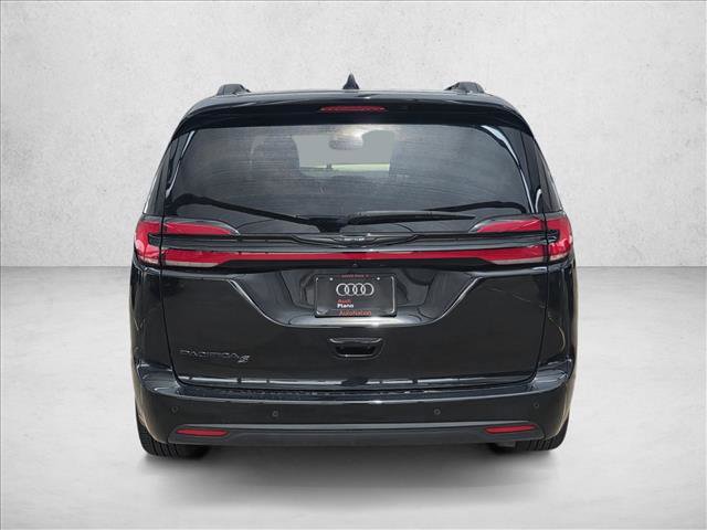 Used 2022 Chrysler Pacifica Touring-L w/ Uconnect Theater Family Group FWD image 6