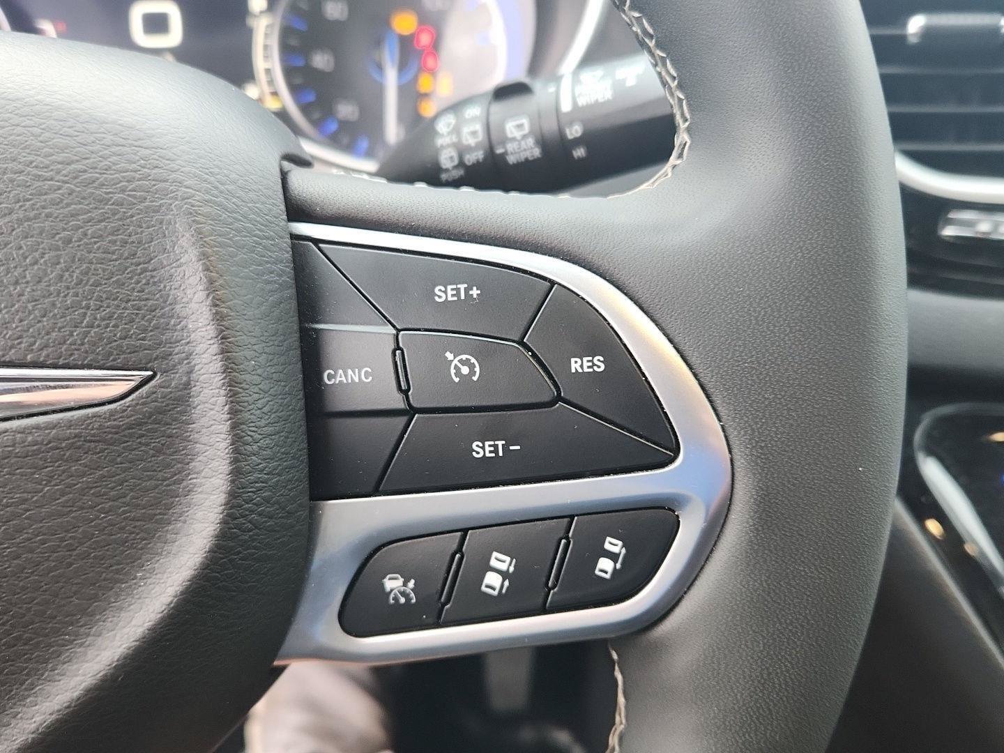 Used 2025 Chrysler Pacifica Select FWD image 16