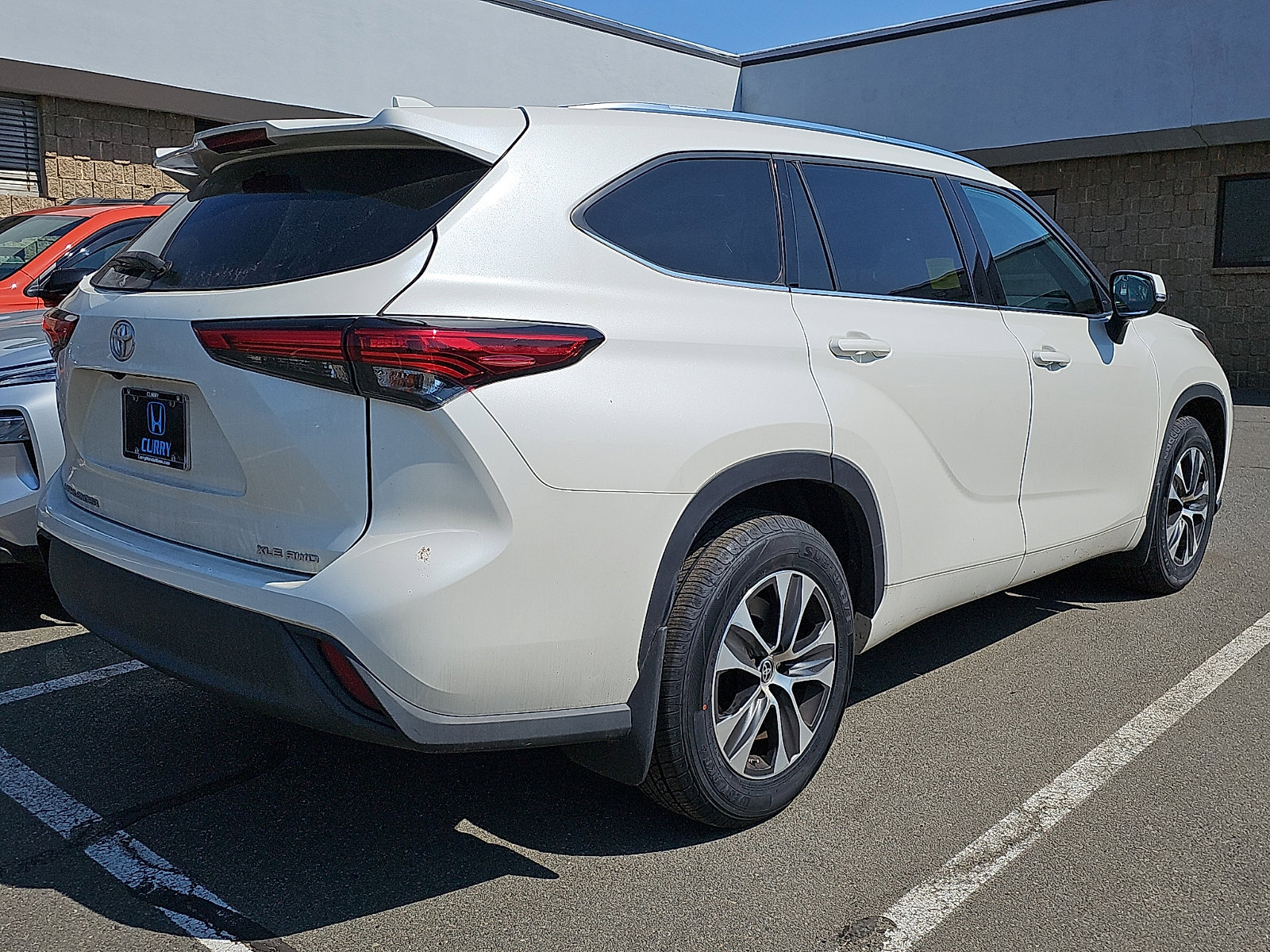 Used 2021 Toyota Highlander XLE image 3