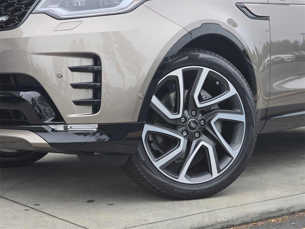 New 2025 Land Rover Discovery Dynamic SE image 2