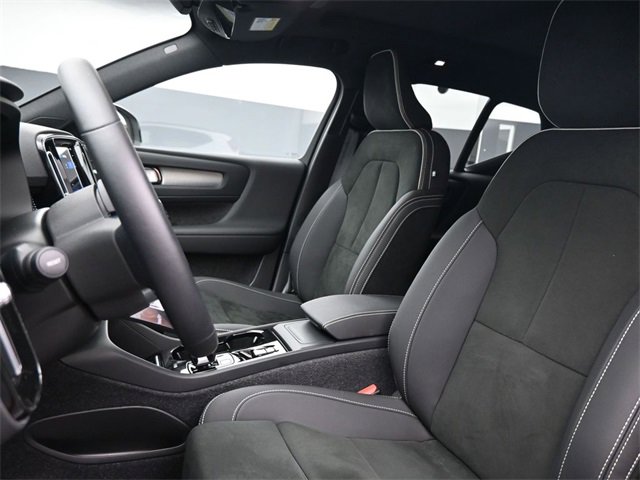 Used 2024 Volvo XC40 B5 Plus image 9