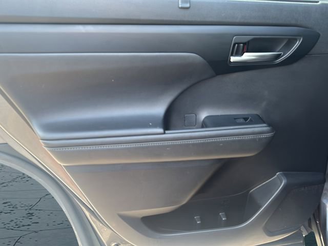 Used 2021 Toyota Highlander XLE AWD/4WD image 15