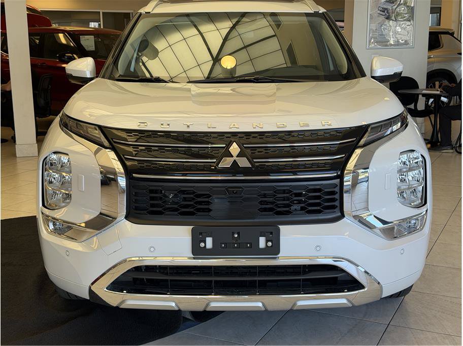 Used 2025 Mitsubishi Outlander 4WD Plug-In Hybrid image 2