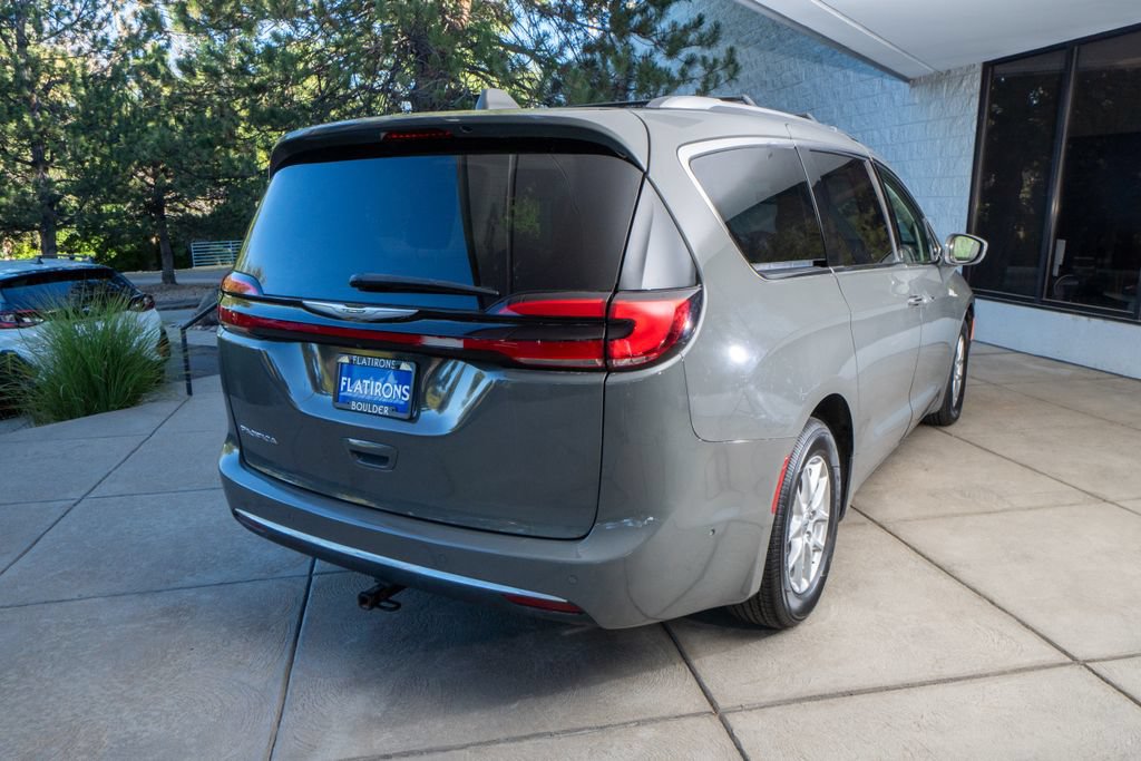 Used 2021 Chrysler Pacifica Touring-L w/ Uconnect Theater Family Group FWD image 6