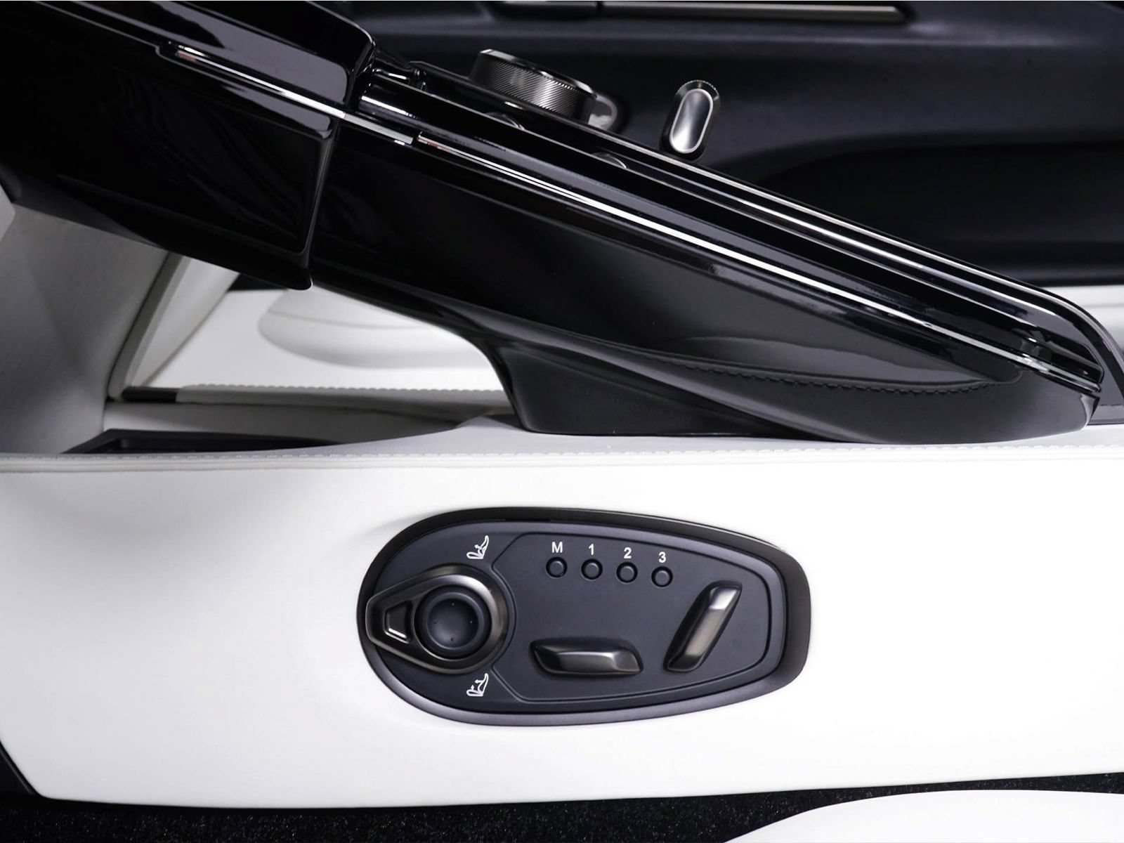 Used 2025 Aston Martin V8 Vantage Coupe RWD image 22