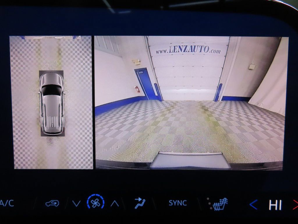 Used 2025 Chevrolet Traverse Z71 image 19