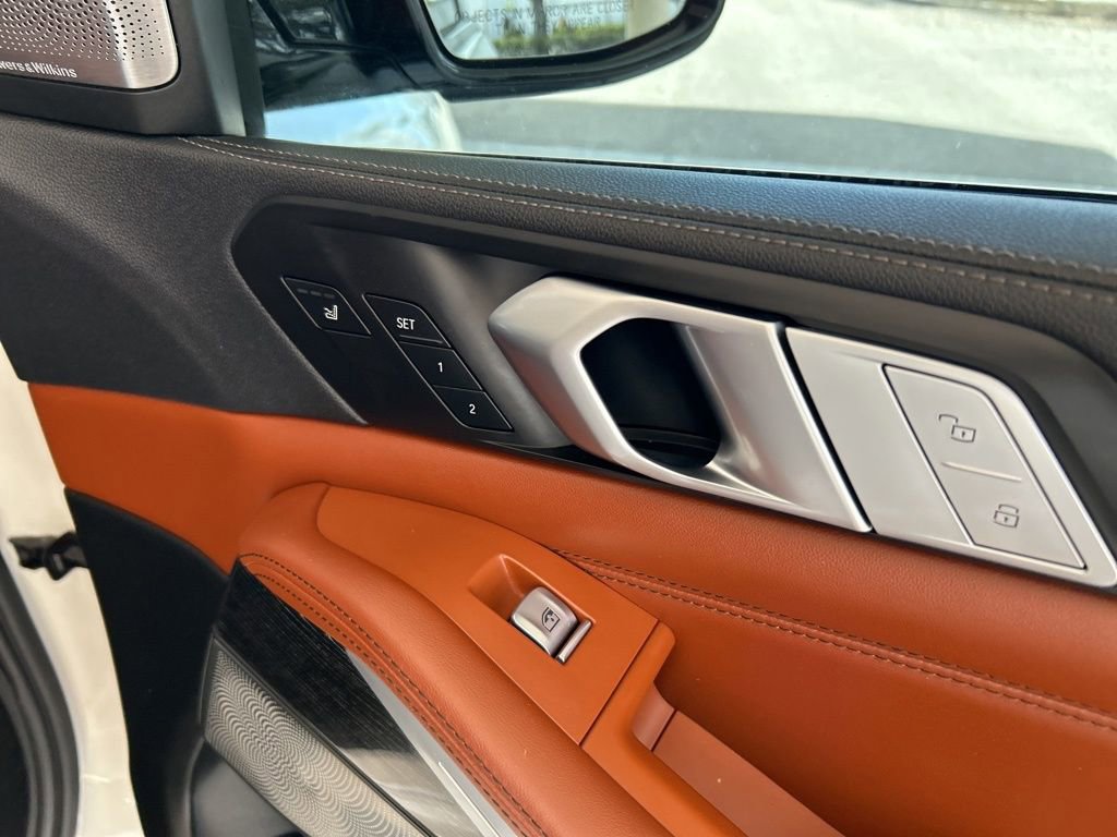 Used 2022 BMW X7 M50i image 25