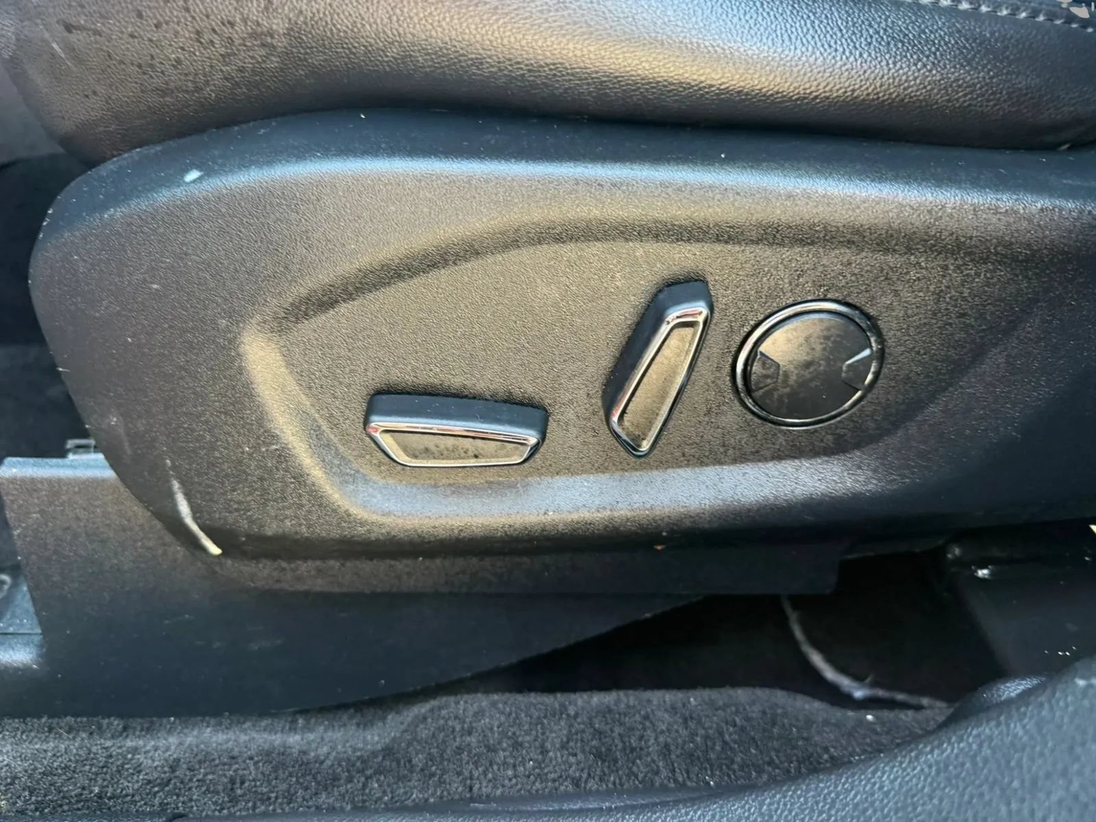 Used 2017 Ford Explorer XLT w/ Equipment Group 202A FWD image 25