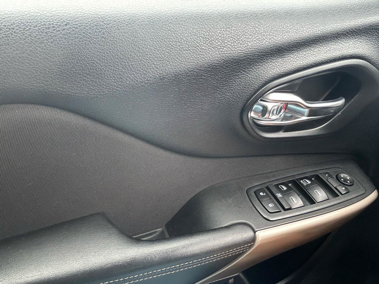 Used 2018 Jeep Cherokee Latitude FWD image 27