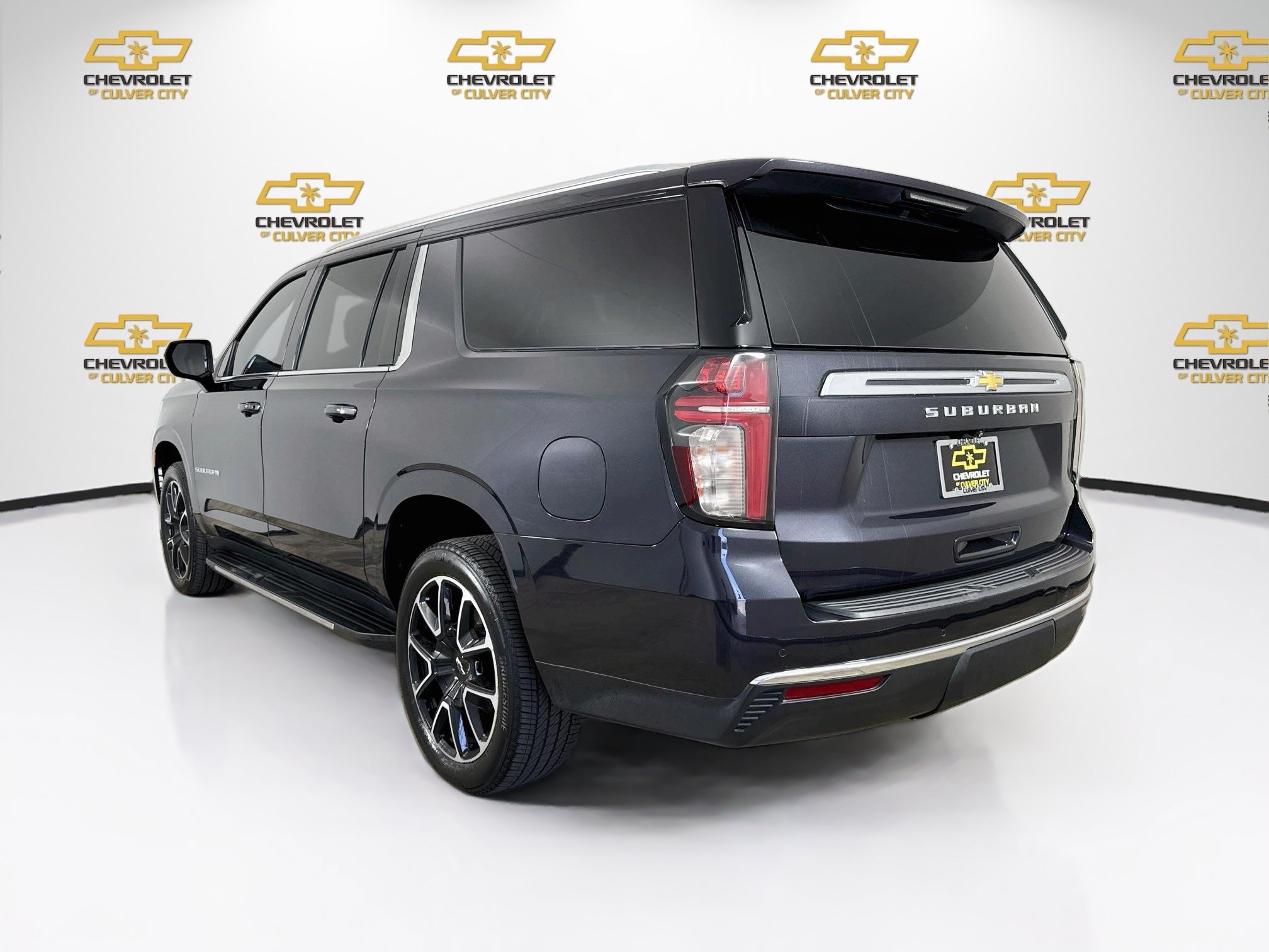 Used 2023 Chevrolet Suburban LS RWD image 6