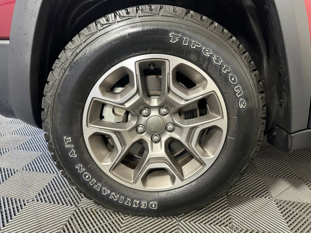 Used 2020 Jeep Cherokee Trailhawk w/ Comfort/Convenience Group AWD/4WD image 15