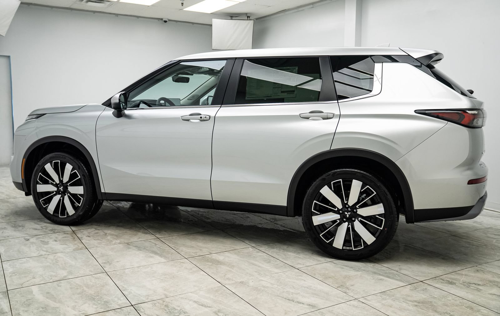 New 2025 Mitsubishi Outlander SE AWD/4WD image 3