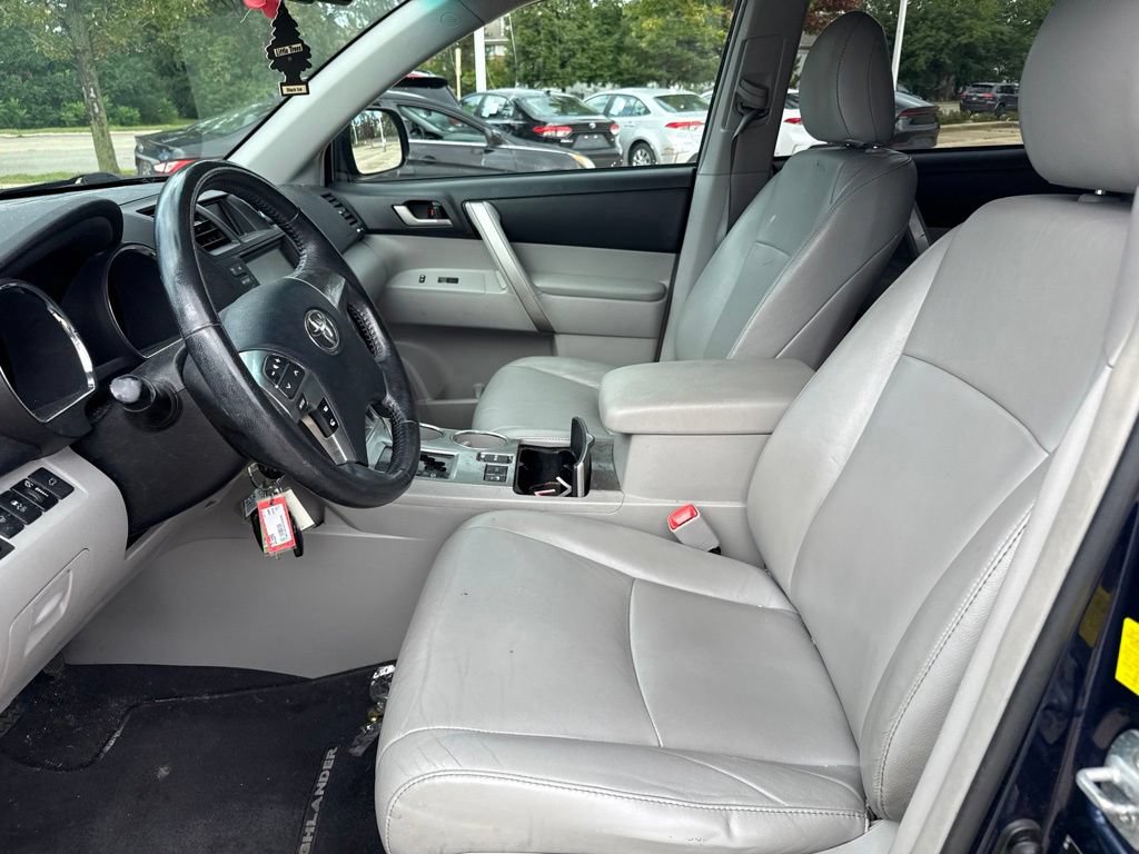 Used 2011 Toyota Highlander SE w/ Tow Pkg AWD/4WD image 13