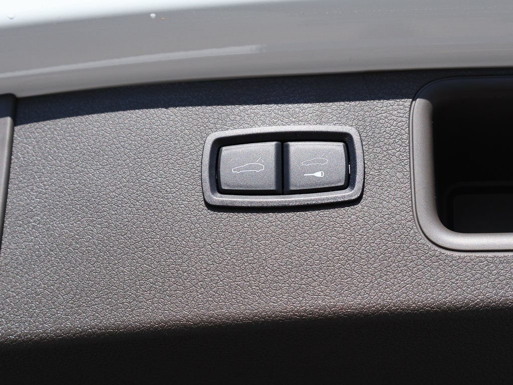Certified 2026 Porsche Macan AWD/4WD image 18