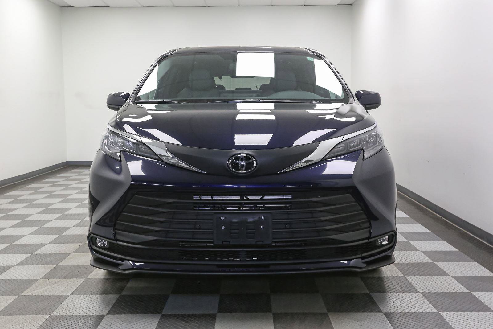 New 2026 Toyota Sienna XLE FWD image 3