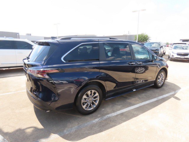 Used 2025 Toyota Sienna XLE FWD image 9