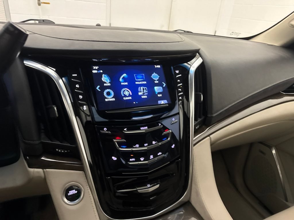 Used 2019 Cadillac Escalade Premium Luxury AWD/4WD image 19