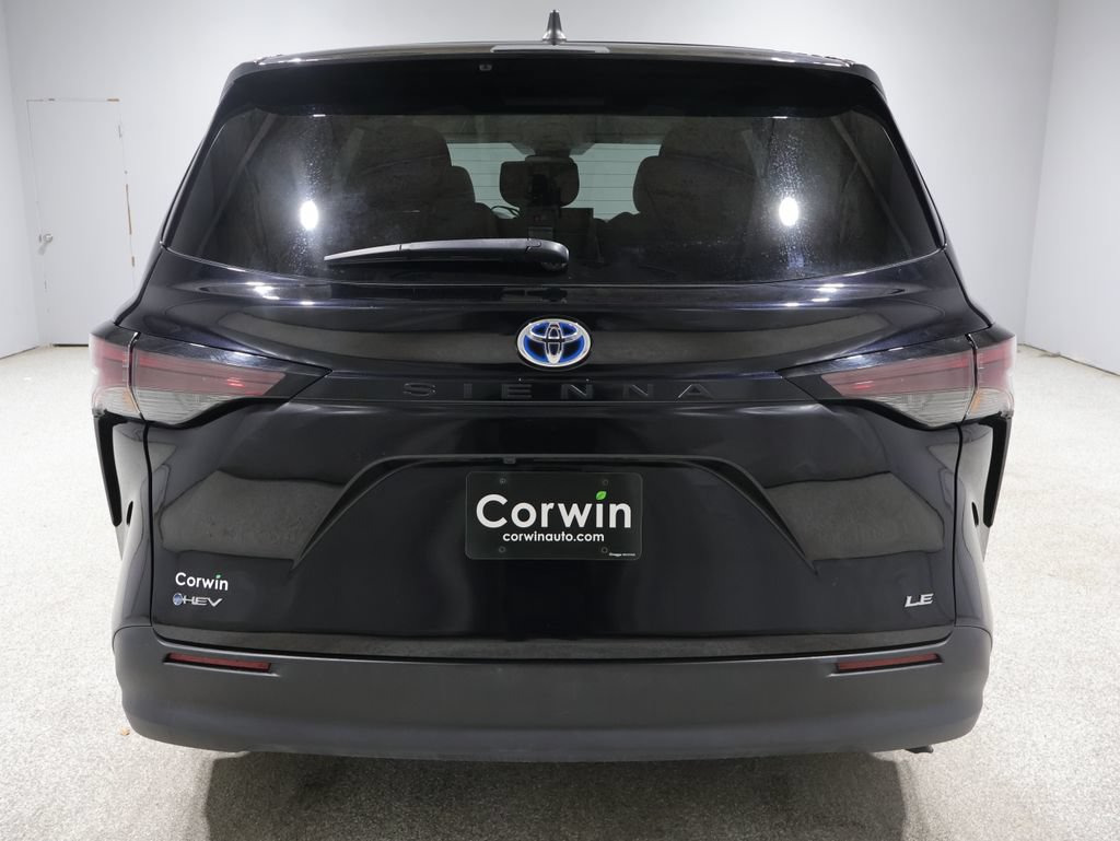 Used 2025 Toyota Sienna LE FWD image 3