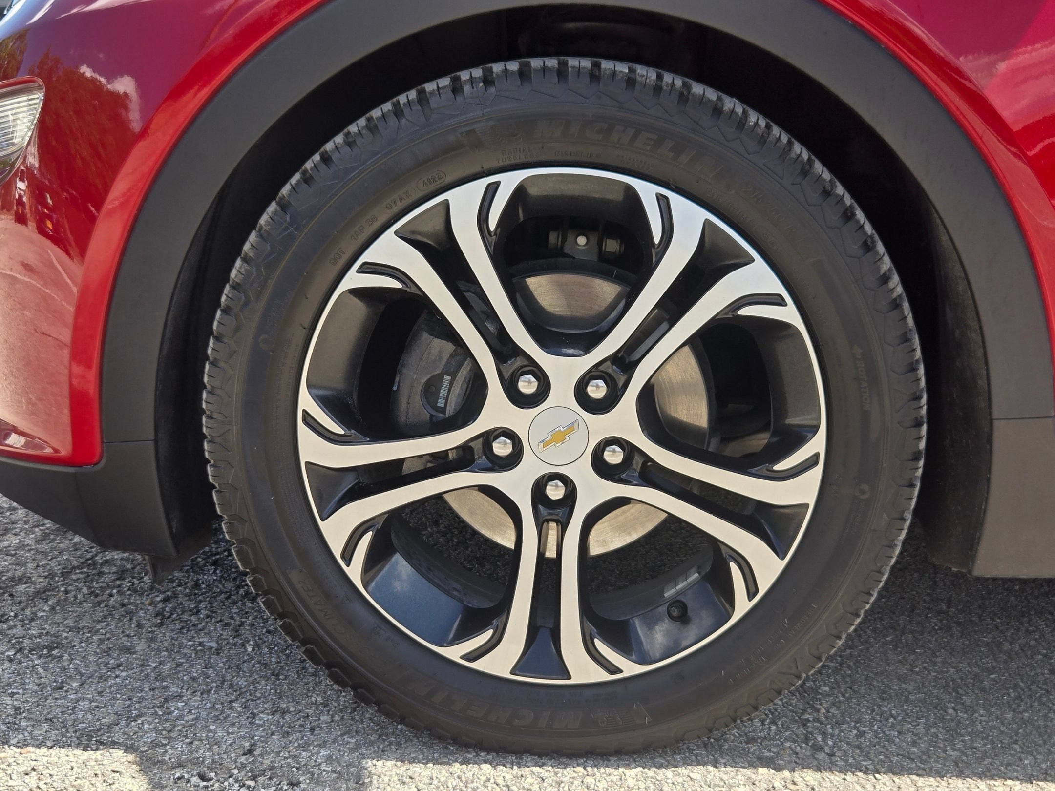 Used 2019 Chevrolet Bolt Premier w/ Infotainment Package FWD image 33