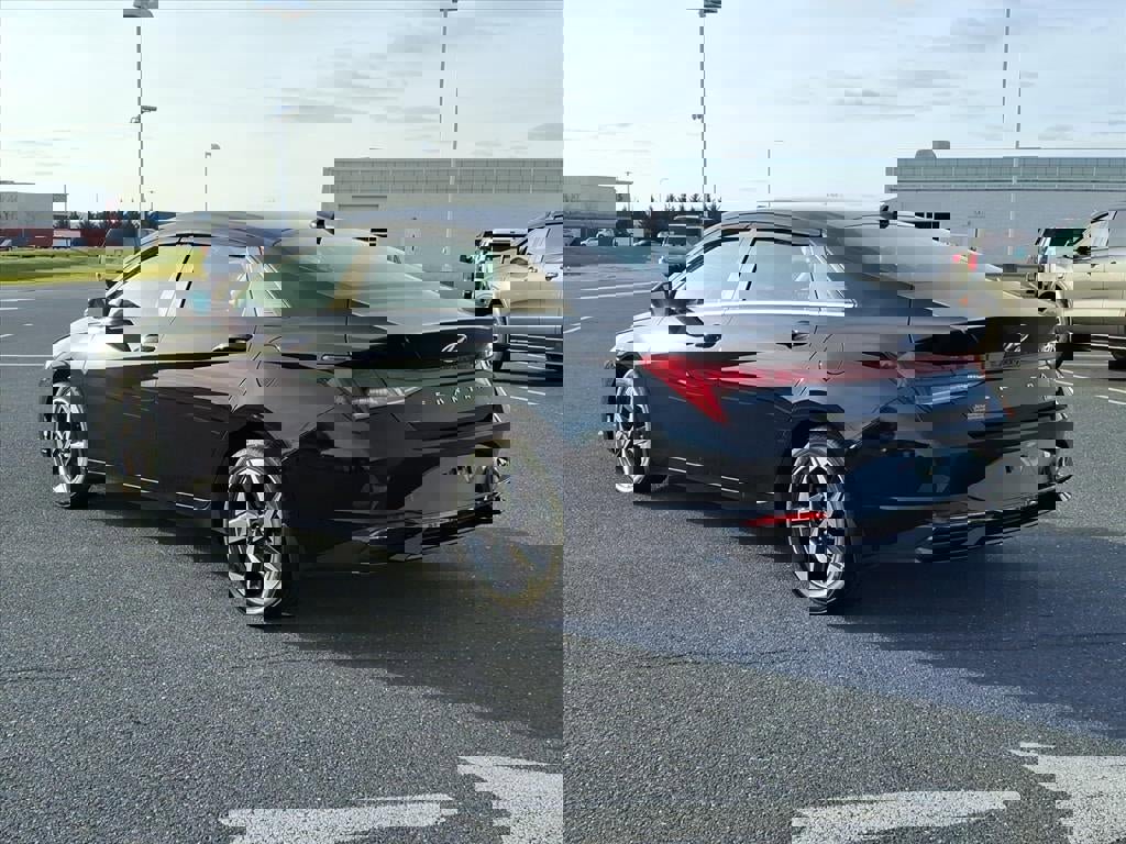 Used 2023 Hyundai Elantra Limited image 6