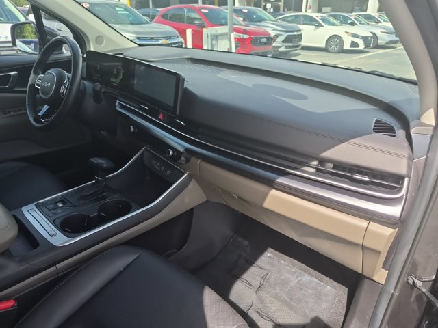 Used 2025 Kia Carnival FWD image 30