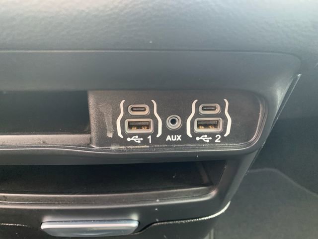 Used 2025 Chrysler Pacifica Select image 31