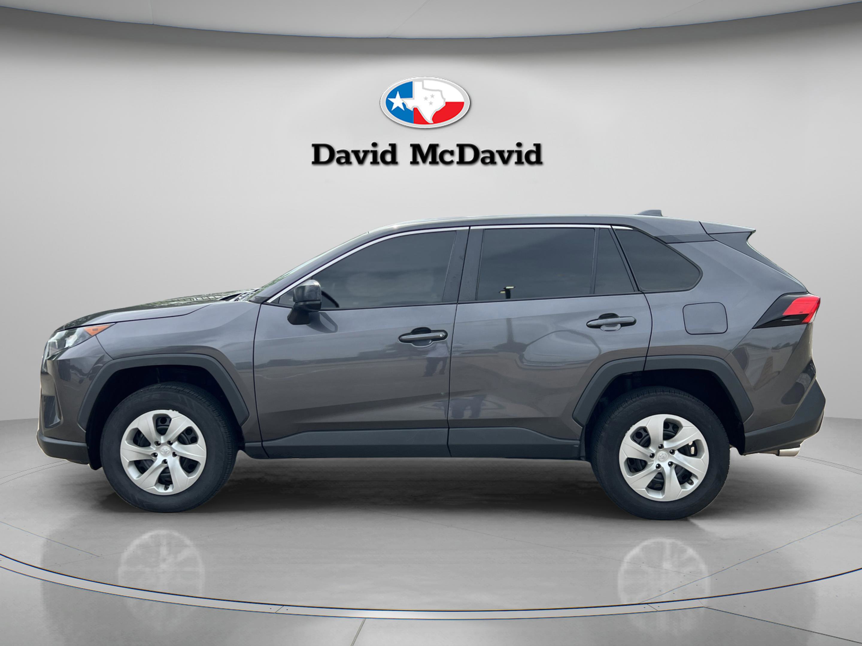 Used 2022 Toyota RAV4 LE FWD image 4