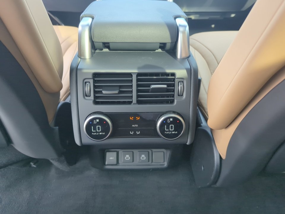 Certified 2024 Land Rover Discovery Dynamic SE image 12