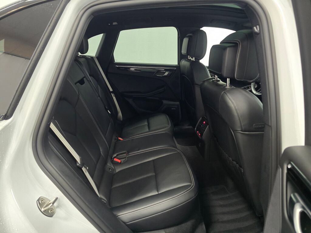 Certified 2025 Porsche Macan Turbo image 24
