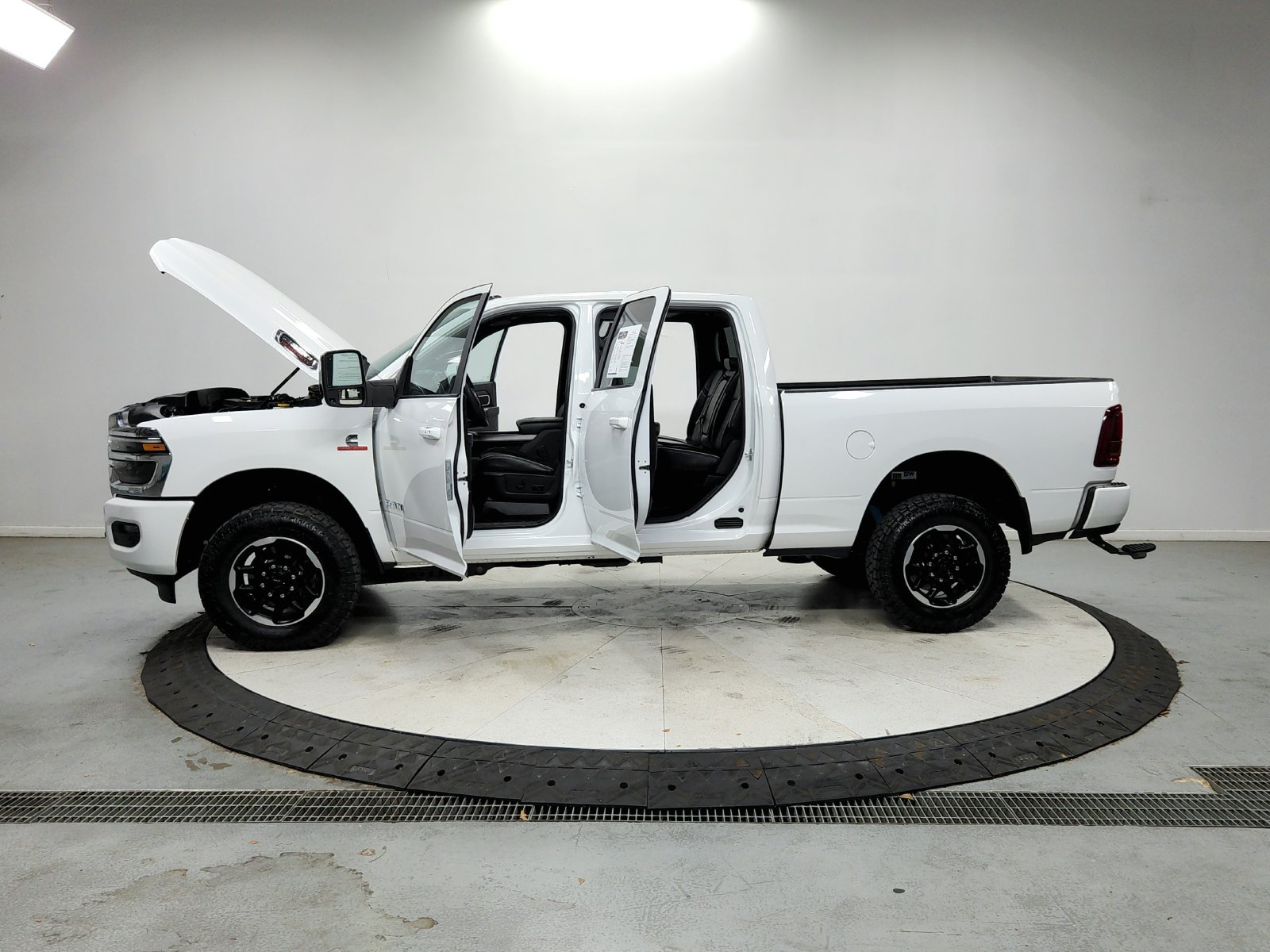 Used 2025 RAM 2500 Laramie AWD/4WD image 13