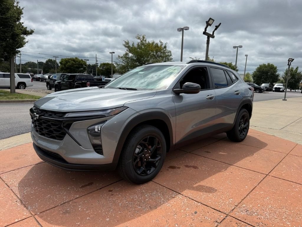 New 2026 Chevrolet Trax LT w/ Midnight Edition FWD image 3