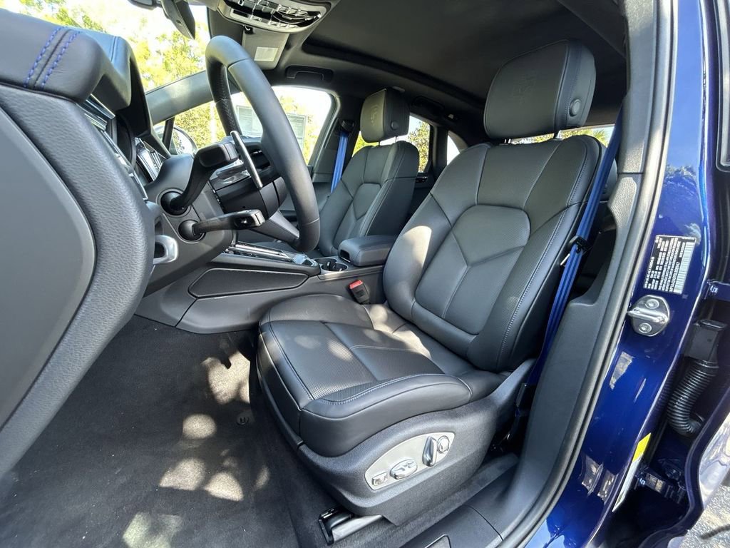 Certified 2025 Porsche Macan Turbo image 7